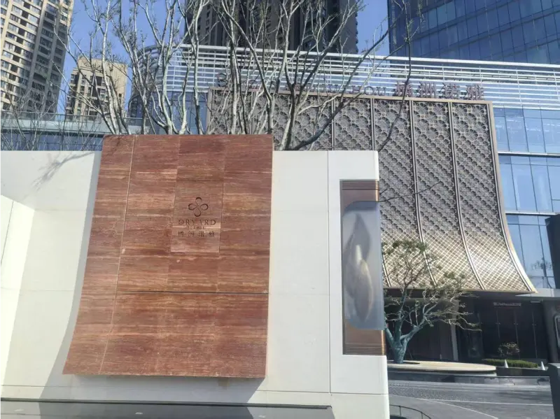 ब्लुवेले चाङ्शा पोली जुइझोउ नोया होटलमा उच्च-उचाई पौडी खेल्ने अनुभवलाई समर्थन गर्दछ